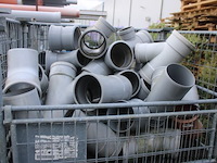 4 gitterboxen inhoudend diverse pvc koppelstukken - afbeelding 4 van  5