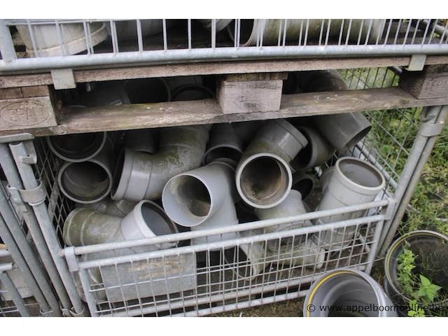 4 gitterboxen inhoudend diverse pvc koppelstukken - afbeelding 5 van  5