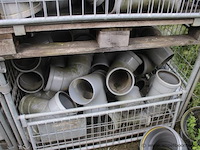 4 gitterboxen inhoudend diverse pvc koppelstukken - afbeelding 5 van  5