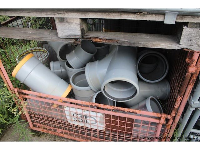 4 gitterboxen inhoudend diverse pvc koppelstukken - afbeelding 2 van  5