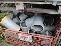4 gitterboxen inhoudend diverse pvc koppelstukken - afbeelding 2 van  5