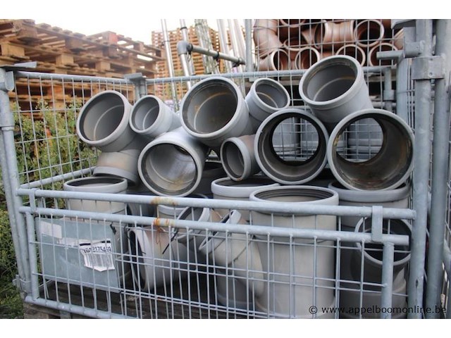 4 gitterboxen inhoudend diverse pvc koppelstukken - afbeelding 3 van  5