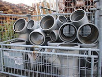 4 gitterboxen inhoudend diverse pvc koppelstukken - afbeelding 3 van  5