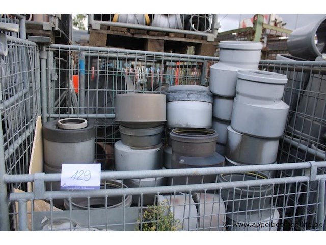 4 gitterboxen inhoudend diverse pvc koppelstukken - afbeelding 4 van  5