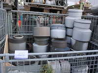 4 gitterboxen inhoudend diverse pvc koppelstukken - afbeelding 4 van  5