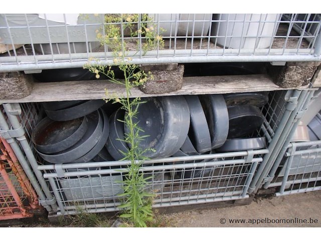 4 gitterboxen inhoudend diverse pvc koppelstukken - afbeelding 5 van  5