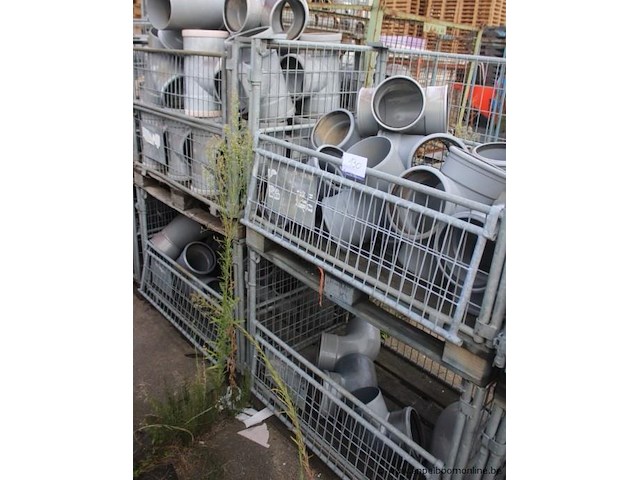 4 gitterboxen inhoudend diverse pvc koppelstukken - afbeelding 1 van  5