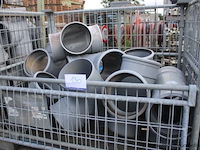 4 gitterboxen inhoudend diverse pvc koppelstukken - afbeelding 2 van  5