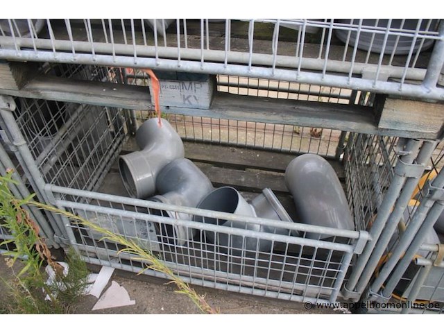 4 gitterboxen inhoudend diverse pvc koppelstukken - afbeelding 3 van  5