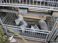 4 gitterboxen inhoudend diverse pvc koppelstukken - afbeelding 3 van  5