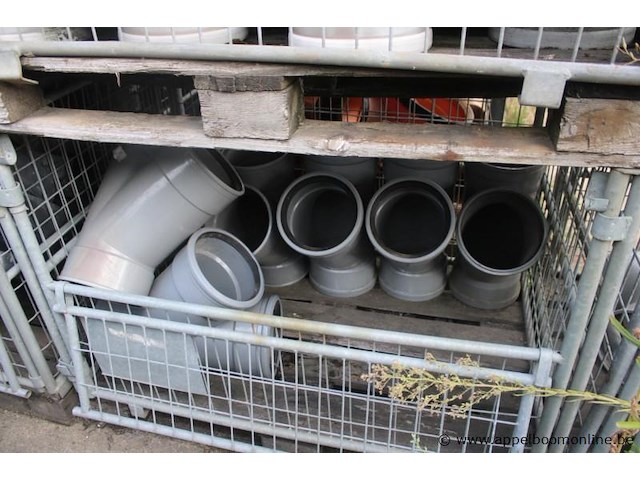 4 gitterboxen inhoudend diverse pvc koppelstukken - afbeelding 4 van  5