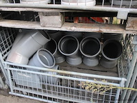 4 gitterboxen inhoudend diverse pvc koppelstukken - afbeelding 4 van  5
