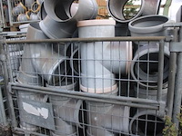 4 gitterboxen inhoudend diverse pvc koppelstukken - afbeelding 5 van  5