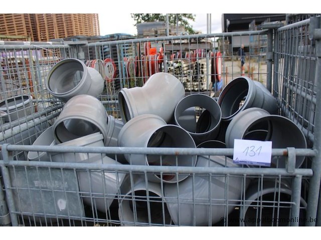 4 gitterboxen inhoudend diverse pvc koppelstukken - afbeelding 2 van  5