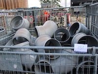 4 gitterboxen inhoudend diverse pvc koppelstukken - afbeelding 2 van  5