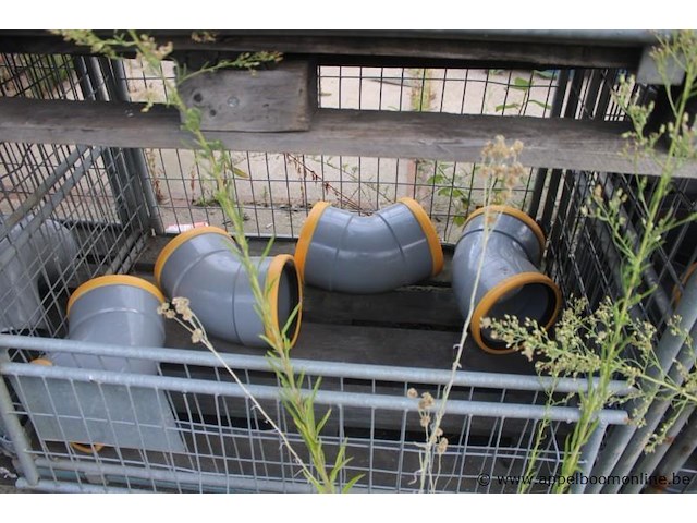 4 gitterboxen inhoudend diverse pvc koppelstukken - afbeelding 3 van  5