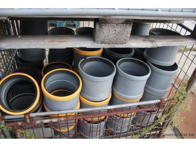 4 gitterboxen inhoudend diverse pvc koppelstukken - afbeelding 4 van  5