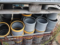 4 gitterboxen inhoudend diverse pvc koppelstukken - afbeelding 4 van  5
