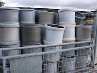 4 gitterboxen inhoudend diverse pvc koppelstukken - afbeelding 5 van  5