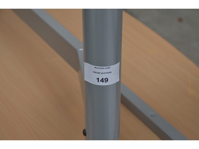 4 halfronde schrijftafels lichtnatuurkleur blad met grijs ijzeren onderstel - afbeelding 5 van  7
