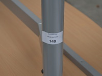 4 halfronde schrijftafels lichtnatuurkleur blad met grijs ijzeren onderstel - afbeelding 5 van  7