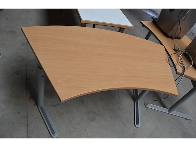 4 halfronde schrijftafels lichtnatuurkleur blad met grijs ijzeren onderstel - afbeelding 7 van  7