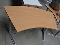 4 halfronde schrijftafels lichtnatuurkleur blad met grijs ijzeren onderstel - afbeelding 7 van  7