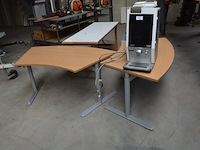 4 halfronde schrijftafels lichtnatuurkleur blad met grijs ijzeren onderstel