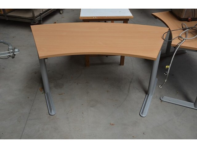 4 halfronde schrijftafels lichtnatuurkleur blad met grijs ijzeren onderstel - afbeelding 3 van  6