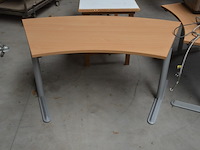 4 halfronde schrijftafels lichtnatuurkleur blad met grijs ijzeren onderstel - afbeelding 3 van  6