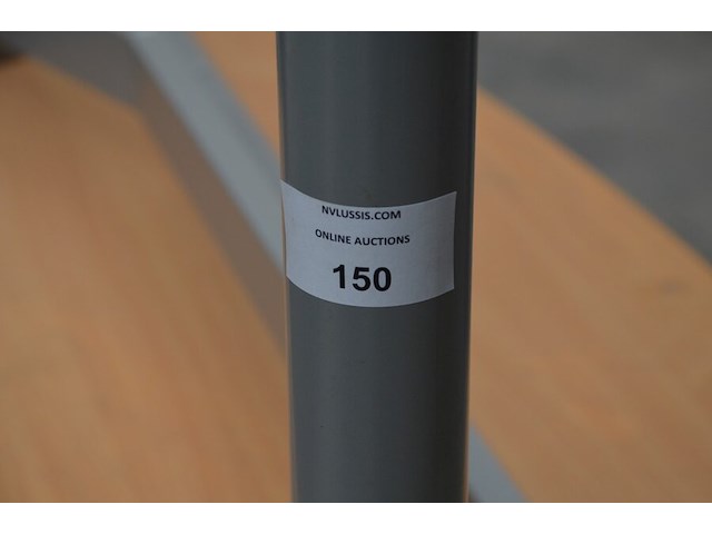 4 halfronde schrijftafels lichtnatuurkleur blad met grijs ijzeren onderstel - afbeelding 5 van  6