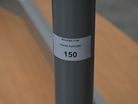 4 halfronde schrijftafels lichtnatuurkleur blad met grijs ijzeren onderstel - afbeelding 5 van  6