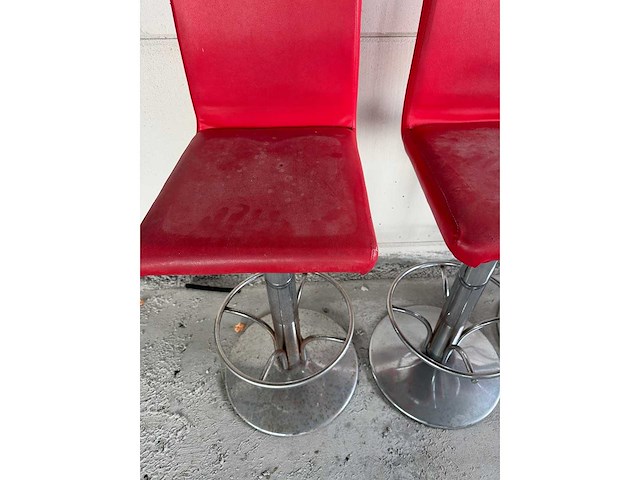 4 hoge rode stoelen - afbeelding 2 van  2