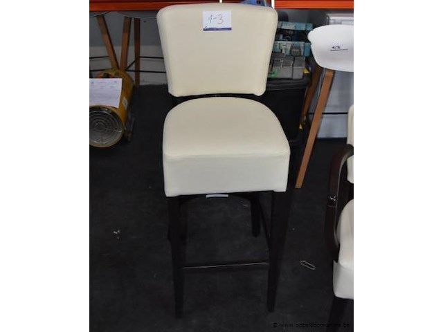 4 hoge stoelen, licht beschadigd - afbeelding 1 van  1