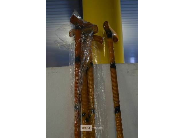 4 houten wandelstokken - afbeelding 2 van  3