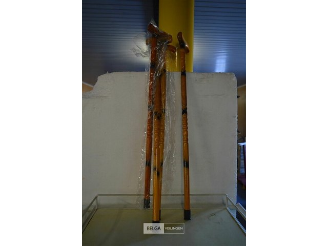 4 houten wandelstokken - afbeelding 1 van  3