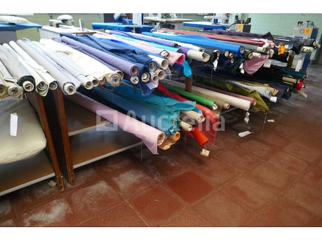 4 houten werktafels met bodemschap - afbeelding 1 van  7