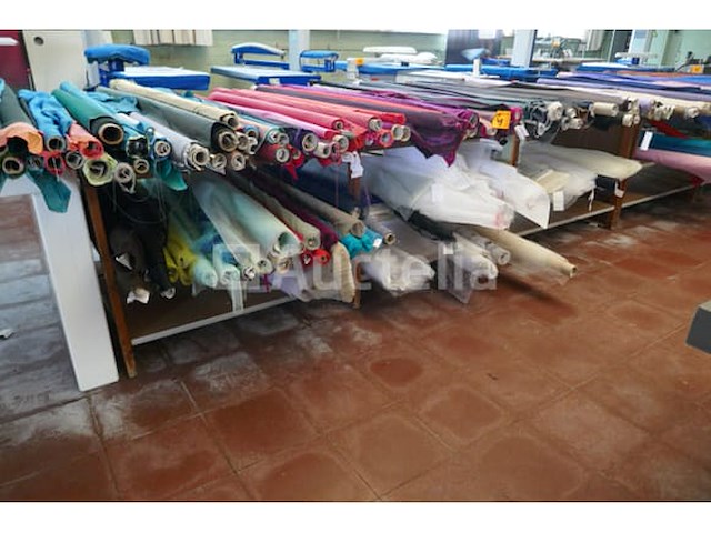 4 houten werktafels met bodemschap - afbeelding 2 van  7