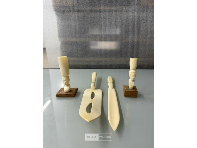 4 ivoren beeldjes - afbeelding 1 van  1