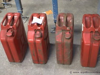 4 jerrycans - afbeelding 1 van  2