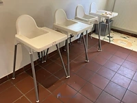4 kinderzitjes met kindertafel en stoelen
