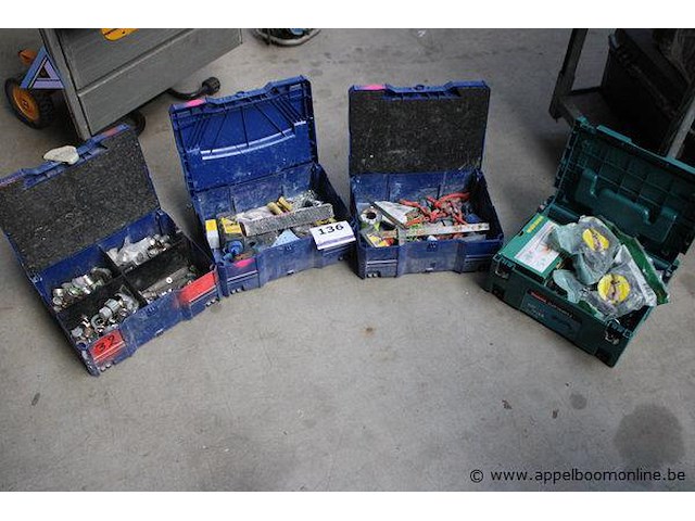 4 koffers met inhoud - afbeelding 1 van  3