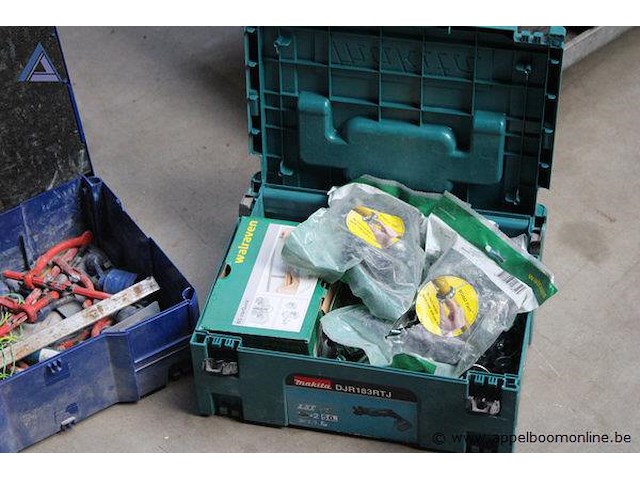 4 koffers met inhoud - afbeelding 3 van  3