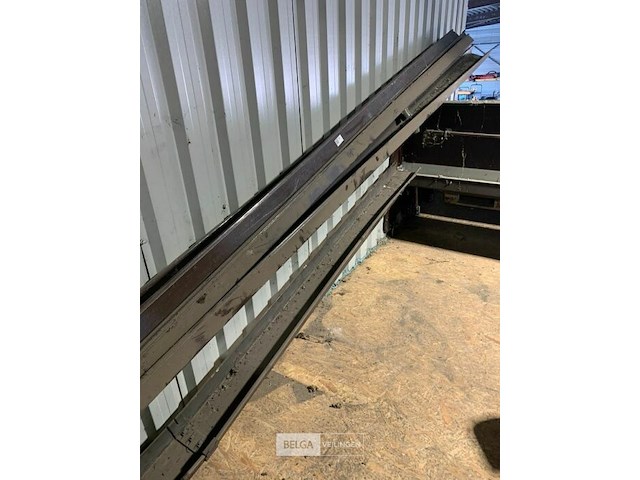 4 kunststof goten - afbeelding 1 van  2