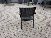 4 kunststof tuinstoelen - afbeelding 3 van  7
