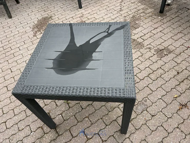 4 kunststof tuintafels - afbeelding 3 van  5