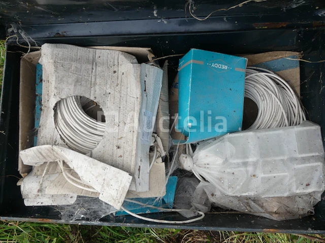 4 metalen kisten met inhoud - afbeelding 4 van  12