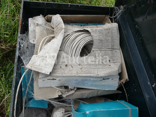 4 metalen kisten met inhoud - afbeelding 6 van  12