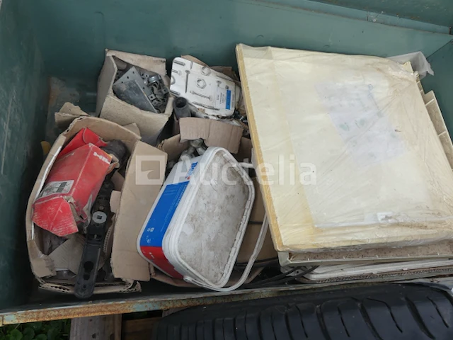 4 metalen kisten met inhoud - afbeelding 9 van  12