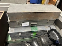 4 metalen transportkisten.